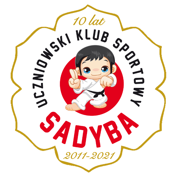 Logo klubu UKS Sadyba - kwiat wiśni w środku postać małego judoki na czerwonym tle, napis 10 lat Uczniowski Klub Sportowy Sadyba 2011-2021