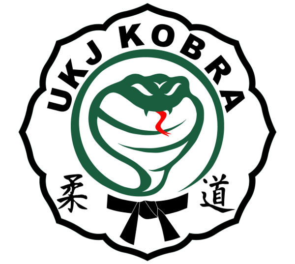 Logo klubu UKJ Kobra. Obramowanie w kształcie kwiatu wiśni, w środku zielona kobra i czarny pas.