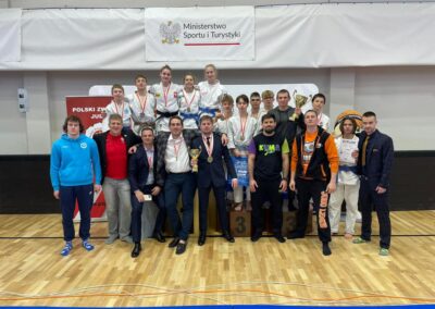 Grupa zawodników , trenerów i działaczy WMZJudo po dekoracji zwycięzców Ogólnopolskiej Olimpiady Młodzieży.